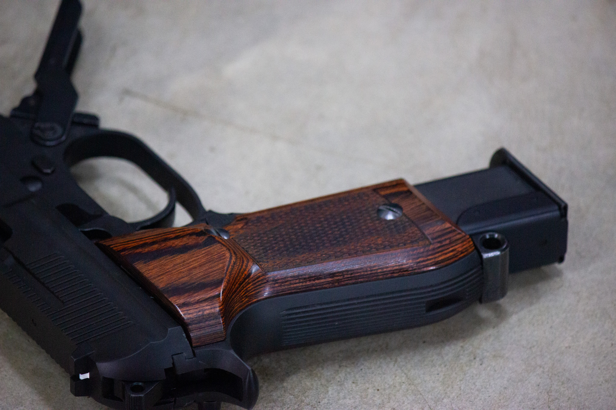 M93RⅡシリーズ / KSC / 木製グリップ / チェッカー / ブラウン [AWG