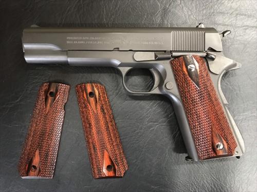 Wood Grip Government / 45 AUTO <Diamond Checker / Brown>