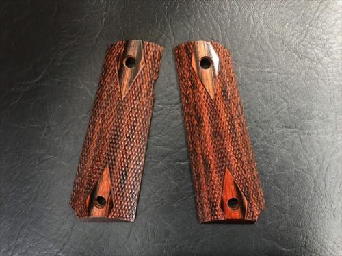 Wood Grip Government / 45 AUTO <Diamond Checker / Brown>